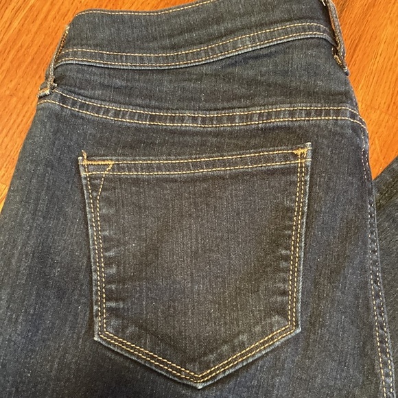 EUC OLD NAVY Sweetheart Stretch Denim Capri Pant - size womens 4 Reg - Picture 10 of 16